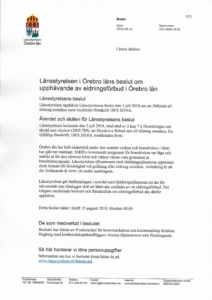 Upphävande av eldningsförbud i Örebro län - يسمح بالشواء واشعال النار في مقاطعة اوربر يسمح من صباح يوم اللاربعاء المصادف 15/08/2018 بالشواء واشعال النار في مقاطعة اوربر وذلك لأن خطر الحرائق في الغابات و الاراضي قد انخفض بشكل ملحوظ بعد هطول الأمطار على مدار الأسبوع الماضي لذلك وبعد التشاور مع المختصين واهل الشأن قررت ادارة مقاطعة اوربر بأنه لا يوجد حاليا أي سبب في أن تخضع المقاطعة لحظر اشعال النار والشواء مع ذلك يرجى اخذ الحذر لانه لا تزال طبقات الأرض السفلى جافة سيدخل هذا القرار حيز التنفيذ في 15 آب 2018 ، الساعة 08.00 Länsstyrelsen i Örebro läns beslut om upphävande av eldningsförbud i Örebro län Länsstyrelsens beslut Länsstyrelsen upphäver Länsstyrelsens beslut den 3 juli 2018 om att förbjuda all eldning utomhus samt meddelad föreskrift 18FS 2018:6. Ärendet och skälen för Länsstyrelsens beslut Länsstyrelsen beslutade den 3 juli 2018, med stöd av 2 kap 7 § förordningen om skydd mot olyckor (2003:789), att föreskriva förbud mot all eldning utomhus. En tillfällig föreskrift, 18FS 2018:6, meddelades även. Örebro län har haft nederbörd under den senaste veckan och brandrisken i länet har gått ner markant. SMHI:s kommande prognoser för brandrisken ser låga och stabila ut för den närmsta tiden och vädret väntas vara gynnsamt ur brandrisksynpunkt. Länsstyrelsen tillsammans med räddningstjänsterna uppmanar dock fortsatt till försiktighet vid grillning eller eldning utomhus. Anledning är att det fortfarande är torrt i de nedre marklagren. Länsstyrelsen gör bedömningen i samråd med räddningstjänsterna att det för närvarande inte föreligger skäl att länet ska omfattas av ett eldningsförbud. Det tidigare meddelade beslutet och föreskriften om eldningsförbud ska därför upphävas. Detta beslut träder i kraft 15 augusti 2018, klockan 08.00