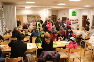 FN-dagen/UN Day 24 oktober – يوم السلام العالمي I Frövi samlades vi; från Örebro, Lindesberg och Frövi. Vi som kommer från olika etnicitet, religion eller trosuppfattning för att vika fredslyktor i papper som vi sedan släppte i sjön. Syftet var att stöta fred över hela världen och visa våra solideritet oavsett vår hudfärg eller religion. På träffen talade landshövding Maria Larsson och Örebro Moské Vice Ordförande Hassan Mountagui. *************************************************************** We are all looking for peace نعمل معا من اجل السلام ومن اجل عالم قائم على العدالة وحقوق الانسان Över hela världen i alla länder längtar vi människor efter fred och samförstånd. *************************************************************** FILMED ON LOCATION *************************** Näsby församling i Frövi ************************************ Sverige - السويد – Sweden ****************************************************** DIRECTED BY *************************** Örebro moské http://orebromoske.se/ ********************************* A.Al-N ********************************* Effected Video (Facebook) ********************************* Örebro moské älskare - Orebro mosque lovers -محبي مسجد اوربرو (Facebook) ************************************************ Irakier i Örebro - Iraqis in Orebro (Facebook) *********************************************** Effected Video (YouTube) http://www.youtube.com/channel/UCSEb-ibpdTXYFwLsCf8E3Aw ************************************************ Baghdad forever (YouTube) http://www.youtube.com/user/baghdadiforever