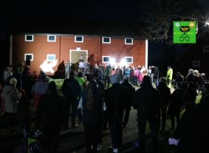 FN-dagen/UN Day 24 oktober – يوم السلام العالمي I Frövi samlades vi; från Örebro, Lindesberg och Frövi. Vi som kommer från olika etnicitet, religion eller trosuppfattning för att vika fredslyktor i papper som vi sedan släppte i sjön. Syftet var att stöta fred över hela världen och visa våra solideritet oavsett vår hudfärg eller religion. På träffen talade landshövding Maria Larsson och Örebro Moské Vice Ordförande Hassan Mountagui. *************************************************************** We are all looking for peace نعمل معا من اجل السلام ومن اجل عالم قائم على العدالة وحقوق الانسان Över hela världen i alla länder längtar vi människor efter fred och samförstånd. *************************************************************** FILMED ON LOCATION *************************** Näsby församling i Frövi ************************************ Sverige - السويد – Sweden ****************************************************** DIRECTED BY *************************** Örebro moské http://orebromoske.se/ ********************************* A.Al-N ********************************* Effected Video (Facebook) ********************************* Örebro moské älskare - Orebro mosque lovers -محبي مسجد اوربرو (Facebook) ************************************************ Irakier i Örebro - Iraqis in Orebro (Facebook) *********************************************** Effected Video (YouTube) http://www.youtube.com/channel/UCSEb-ibpdTXYFwLsCf8E3Aw ************************************************ Baghdad forever (YouTube) http://www.youtube.com/user/baghdadiforever